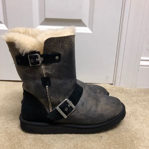 Ugg classic short dylyn motto boot